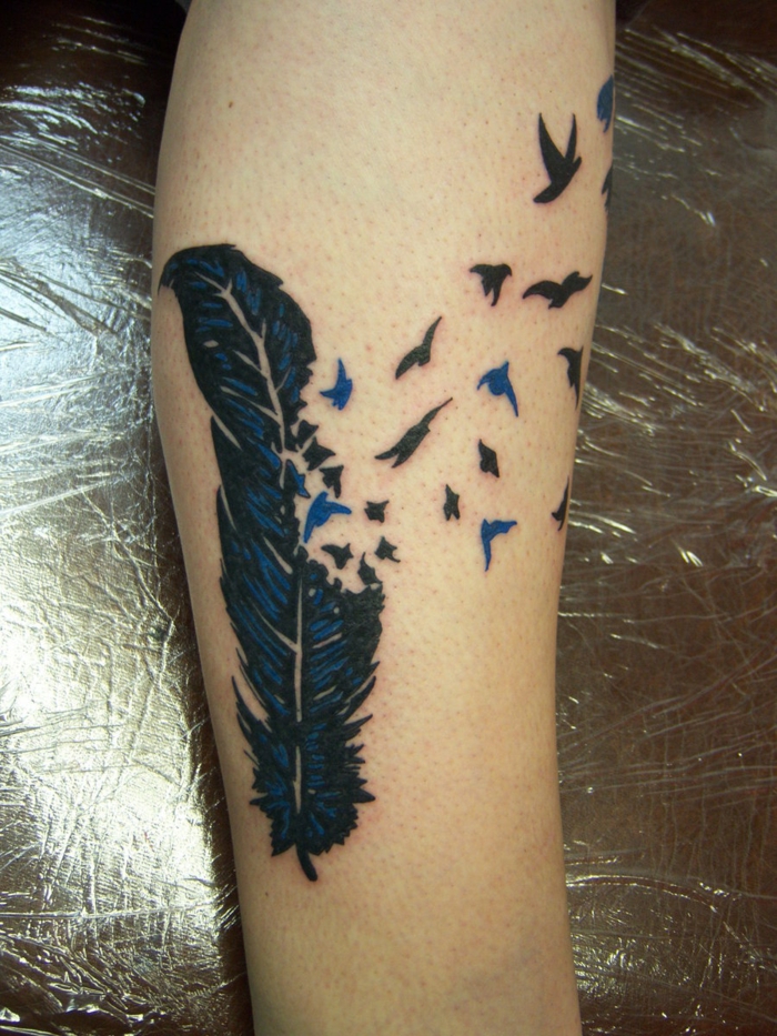 tatouage plume en noir et bleu