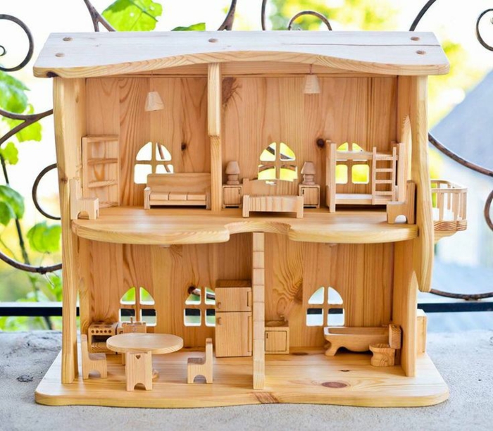 maison de poupée en bois avec meubles en bois