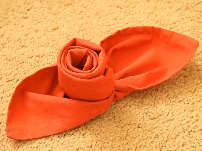 pliage de serviette pour noël rose en serviette de tissu