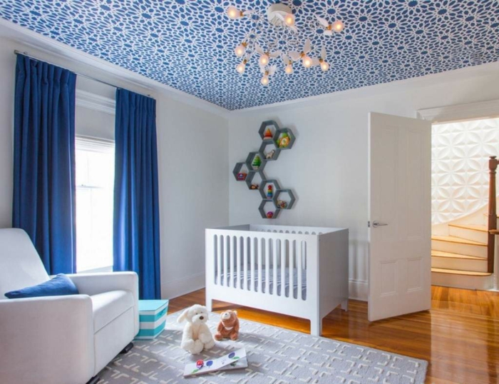 chambre bébé papier peint plafond idée