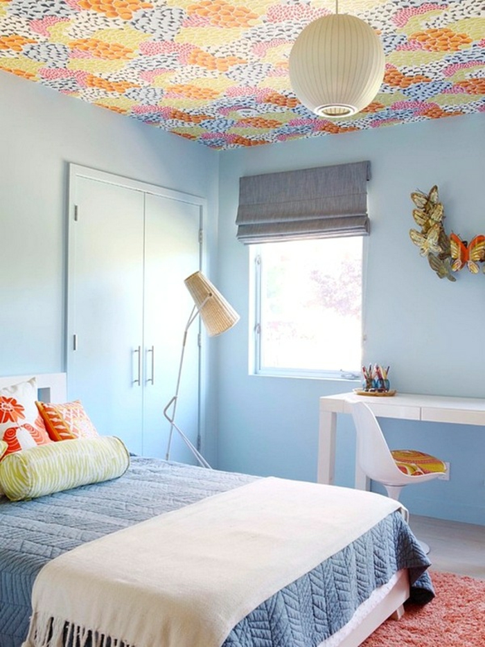 chambre à coucher bleue papier peint plafond