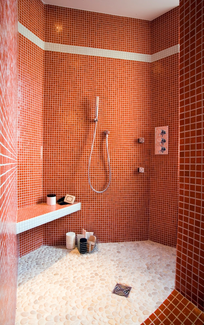 douche à l'italienne sans receveur salle de bains rouge