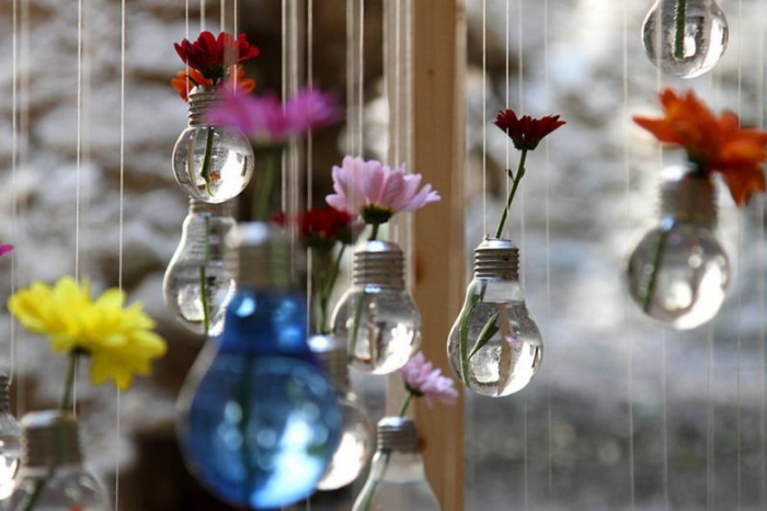 déco vases avec des fleurs ampoules électriques