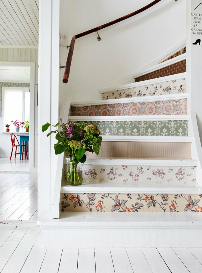 décoration tendance d'escalier moderne avec du papier peint