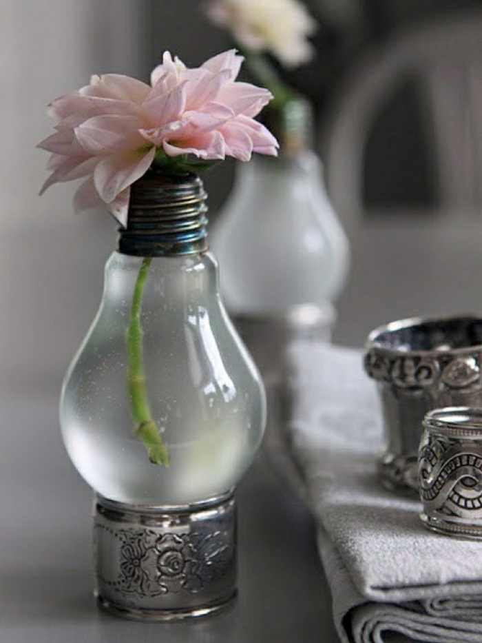 jolis vases fabriqués à partir d'ampoules électriques