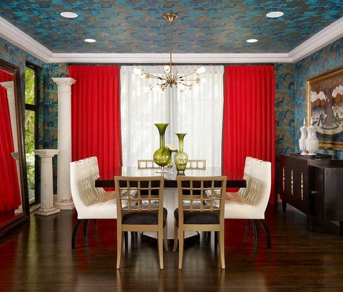 papier peint plafond salle à manger rideaux rouges