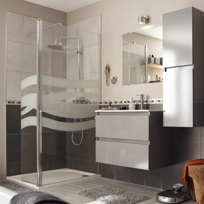 salle de bains grise douche à l'italienne avec receveur