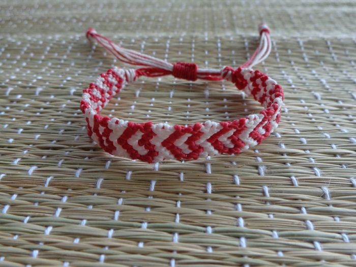 bracelet brésilien en blanc et rouge
