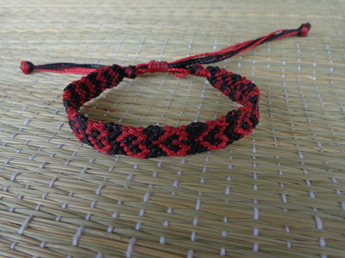 bracelet brésilien en rouge et noir