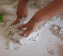 Sable magique à modeler : recettes DIY faciles pour occuper les enfants (4)