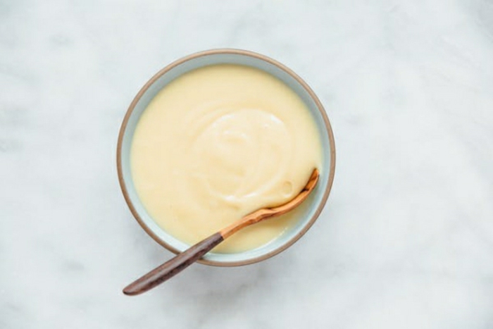 servir la crème pâtissière dans un bol