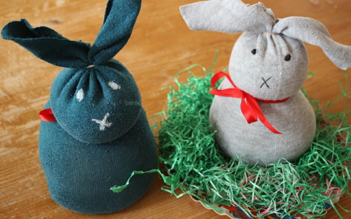 bricolage de Pâques diy lapin avec des chaussettes