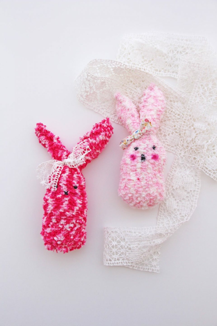 bricolage de Pâques lapins en couleur rose