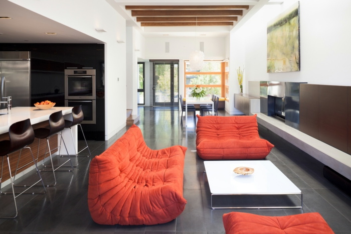 design moderne avec un canapé togo en couleur orange