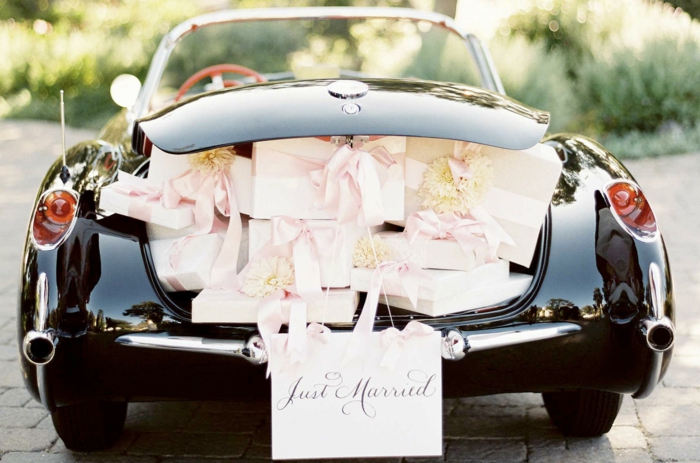 decoration voiture mariage avec des cadeaux