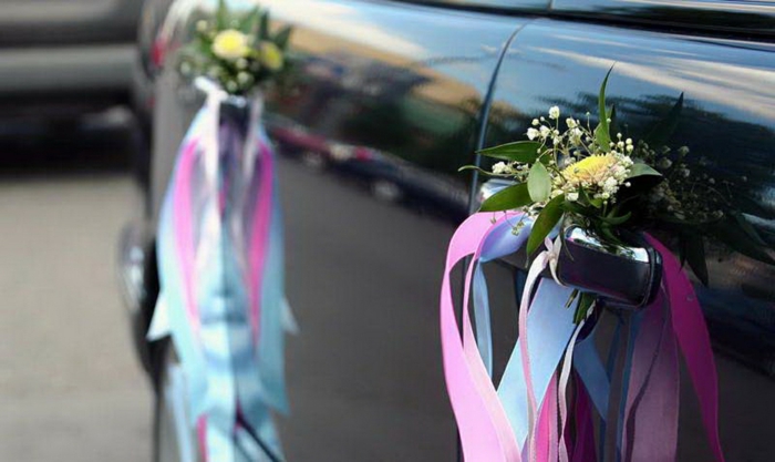 décoration voiture mariage avec des fleurs et des rubans