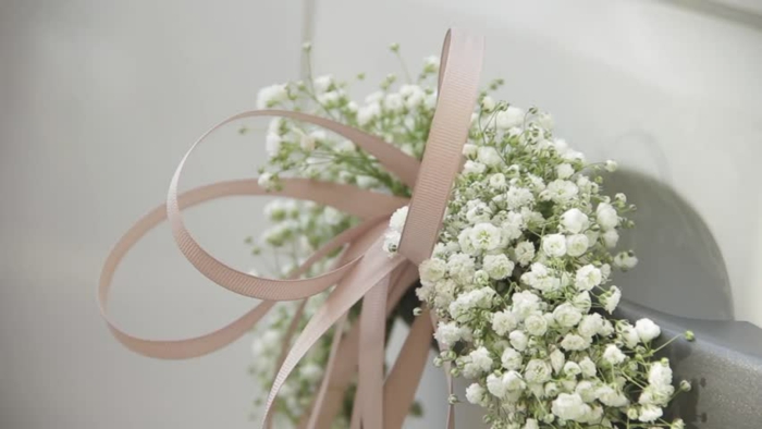 décoration voiture mariage avec des fleurs et rubans