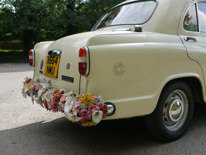 décoration voiture mariage avec des fleurs