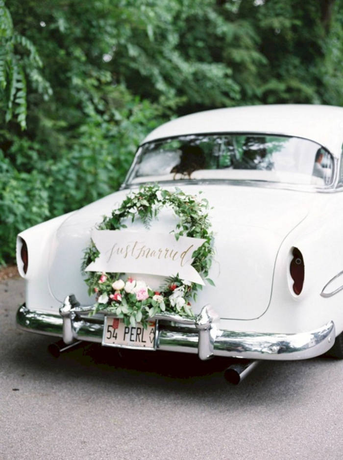 décoration voiture mariage avec une couronne de fleurs
