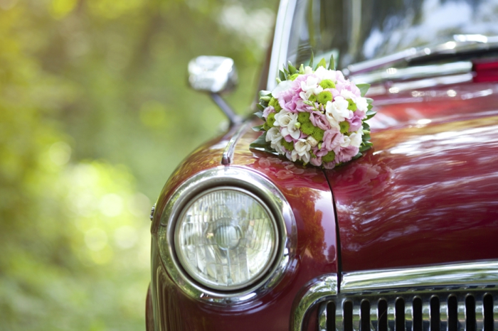 décoration voiture mariage bouquets