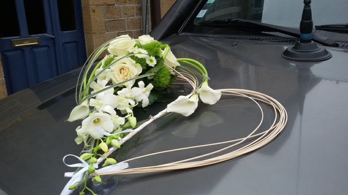 décoration voiture mariage en forme coeur