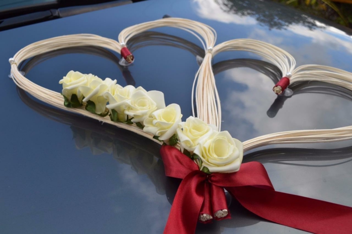 décoration voiture mariage en forme de coeur