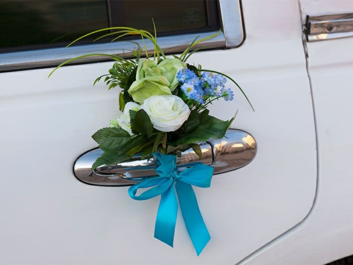 décoration voiture mariage en turquoise