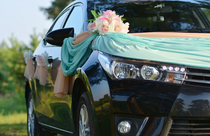 décoration voiture mariage florale avec du tissu