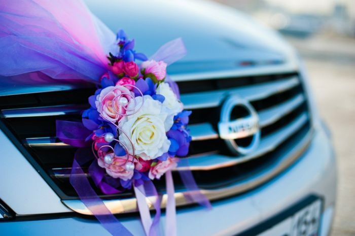 décoration voiture mariage idée en violet