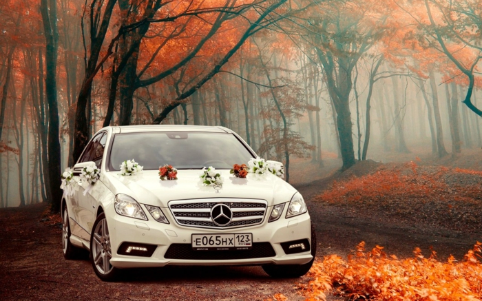 décoration voiture mariage inspiration avec des fleurs