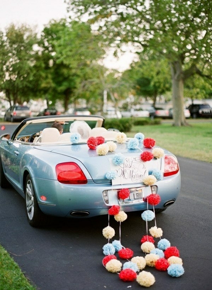 décoration voiture mariage pompons