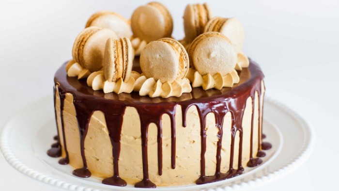 idée décoration gâteau caramel et macarons