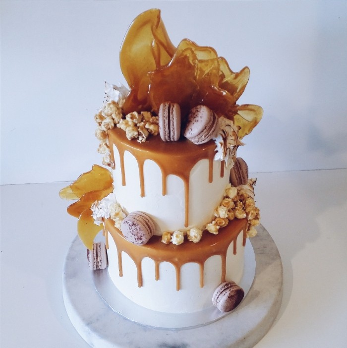 idée décoration gâteau caramel et petites gourmandises