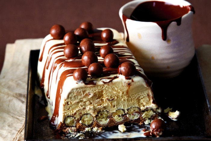 idée décoration gâteau chocolat et bonbons