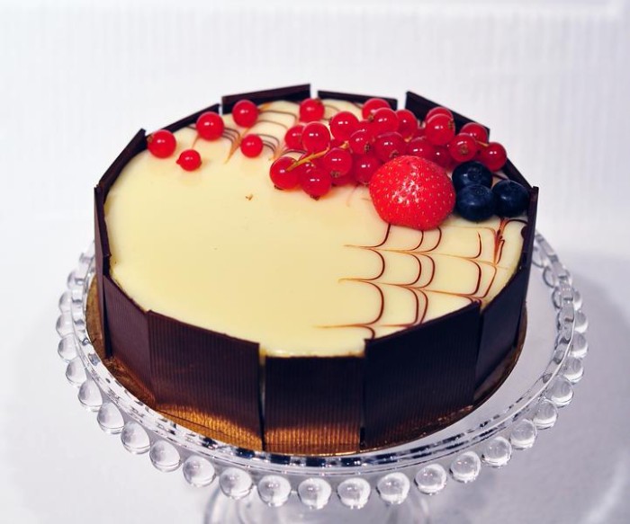 idée décoration gâteau chocolat fruits forestiers