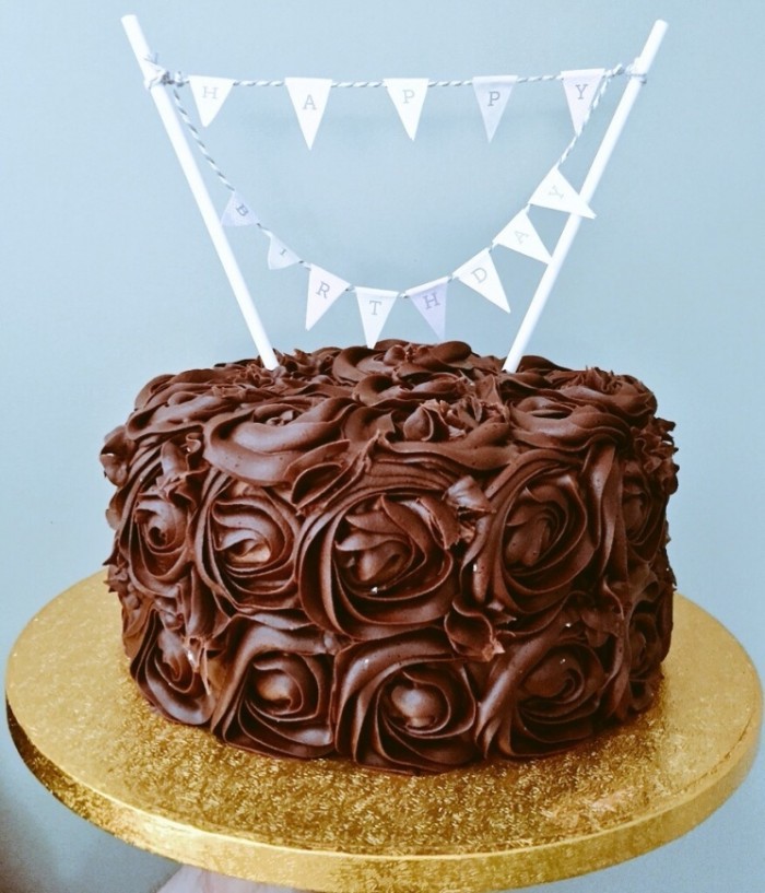 idée décoration gâteau fleurs en chocolat