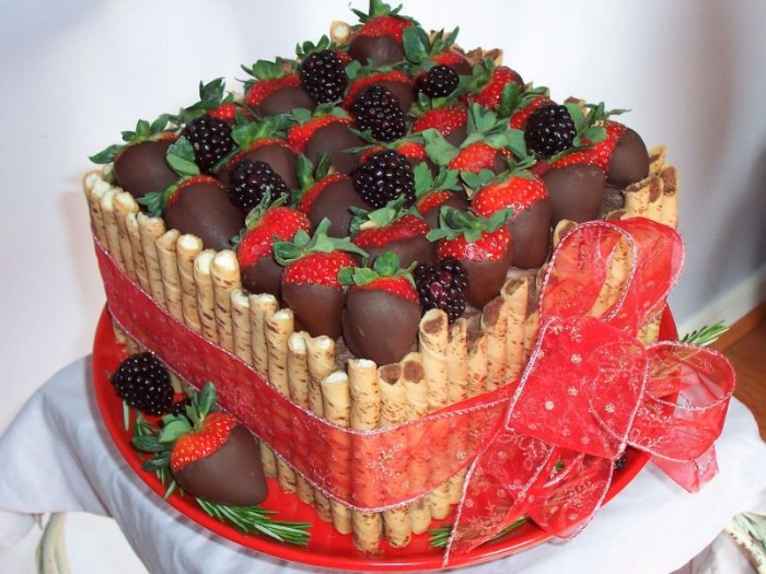 idée décoration gâteau fruits couverts de chocolat