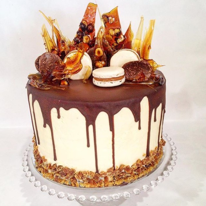idée décoration gâteau macarons et caramel