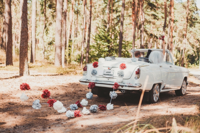 pompons décoration voiture mariage