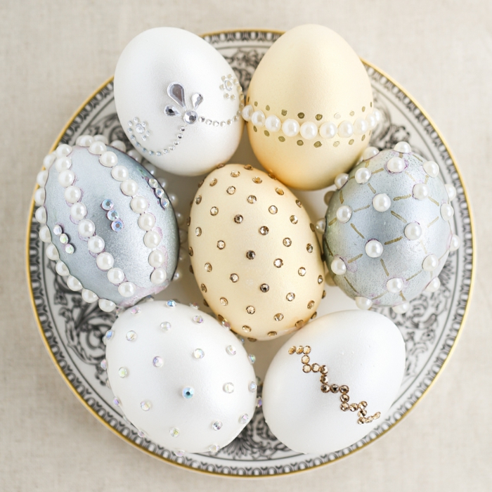 œuf de paques décorer avec des cristaux