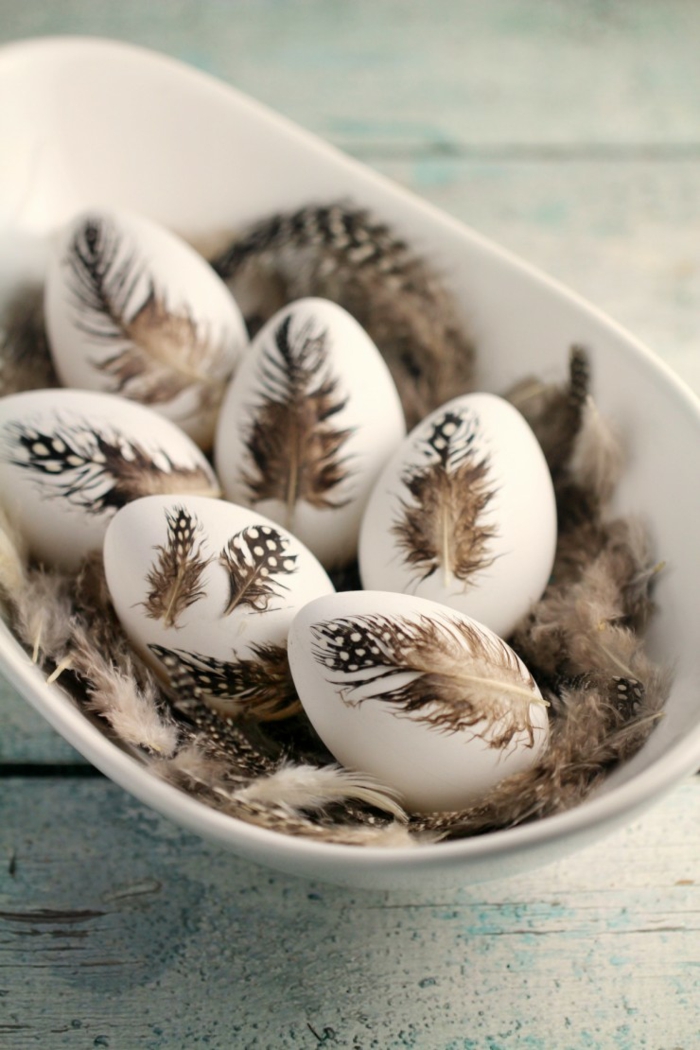 œuf de paques idée avec des plumes