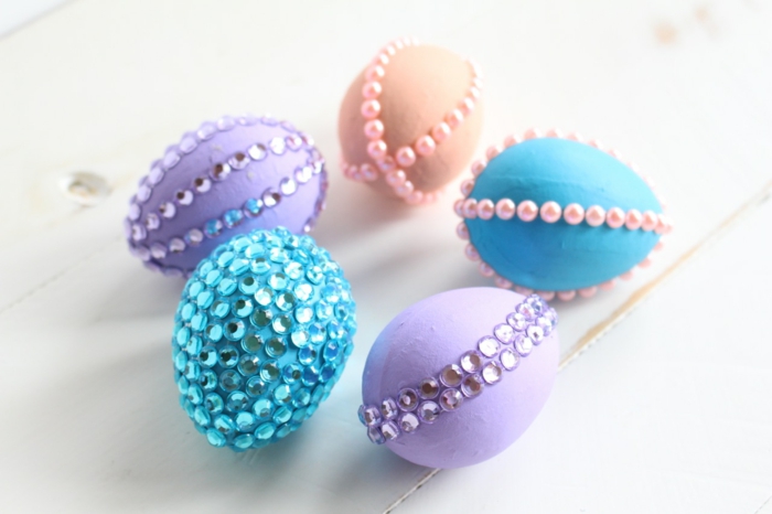 œuf de pâques inspiration avec des perles et des cristaux