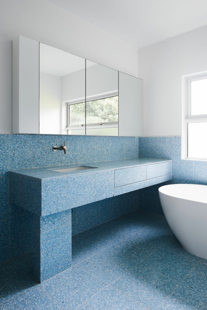 décoration intérieur terrazzo bleu pour la salle de bain