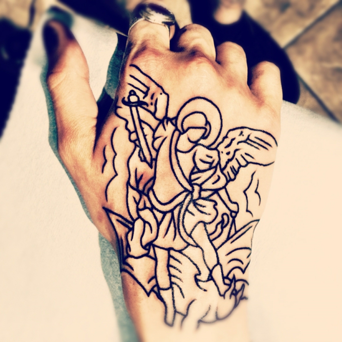 idée de tatouage ange sur la main