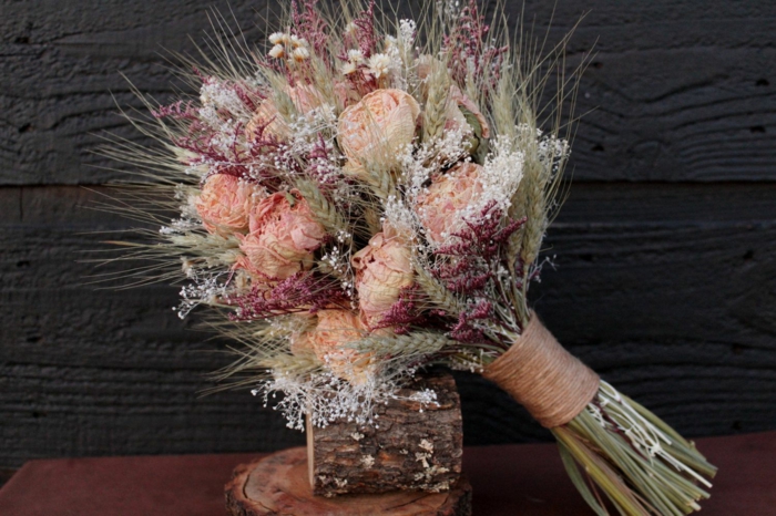 joli bouquet de mariage avec des fleurs séchées