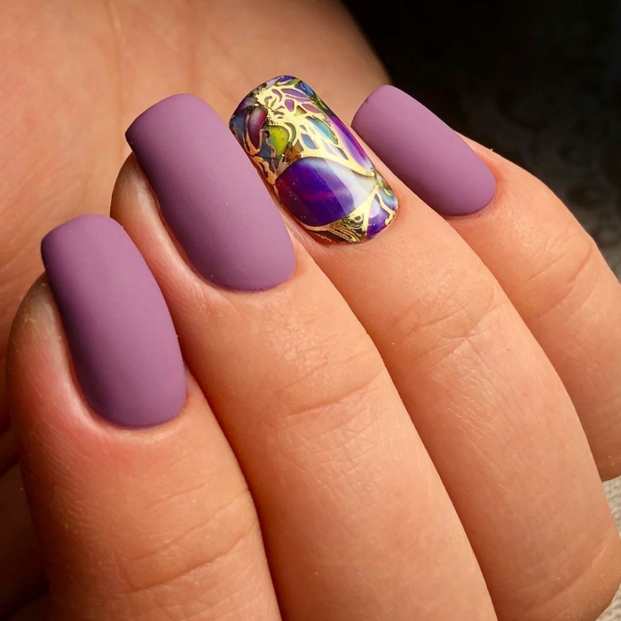 nail art facile manucure violet et touche dorée