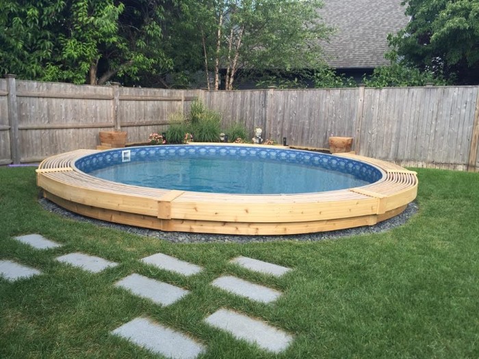 piscine semi-enterrée design moderne