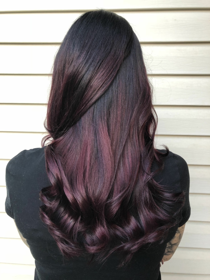 cheveux prune foncé balayage ombré nuance de rouge