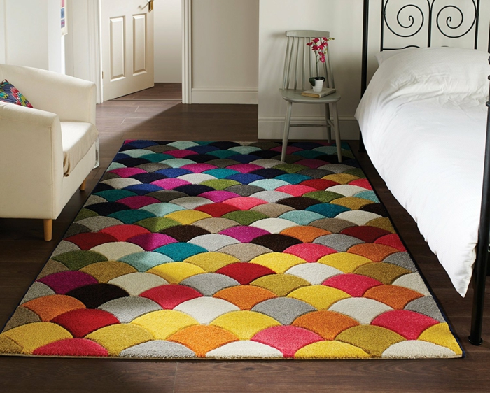 modèle de tapis graphique multicolore salon