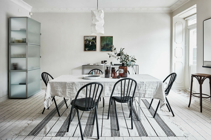 salle à manger blanche style scandinave tapis graphique
